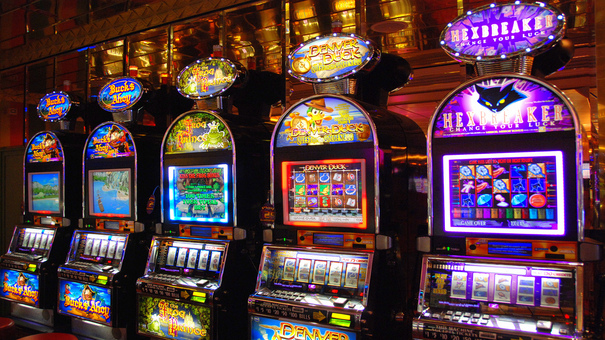 Slot machine định nghĩa đơn giản đây là máy đánh bạc với cấu trúc chuẩn của game là một màn hình có ba cuộn chồng nhau. Chúng sẽ bắt đầu quay nếu bạn chạm hoặc bấm nút. Hãy đến GO88 slot trực tuyến để biết thêm thông tin nhé.